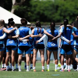Jogadoras do Cruzeiro Feminino em campo na Arena do Jacaré antes da estreia como mandante no Brasileirão 2026